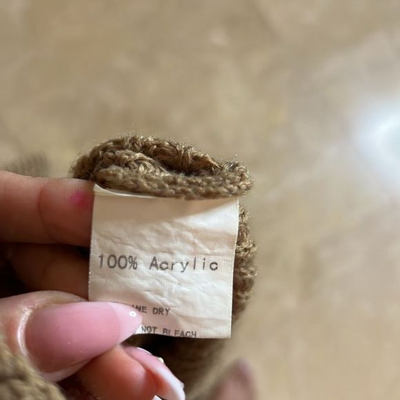 💕Cute off the shoulder top 💕 - Picture 4 of 5